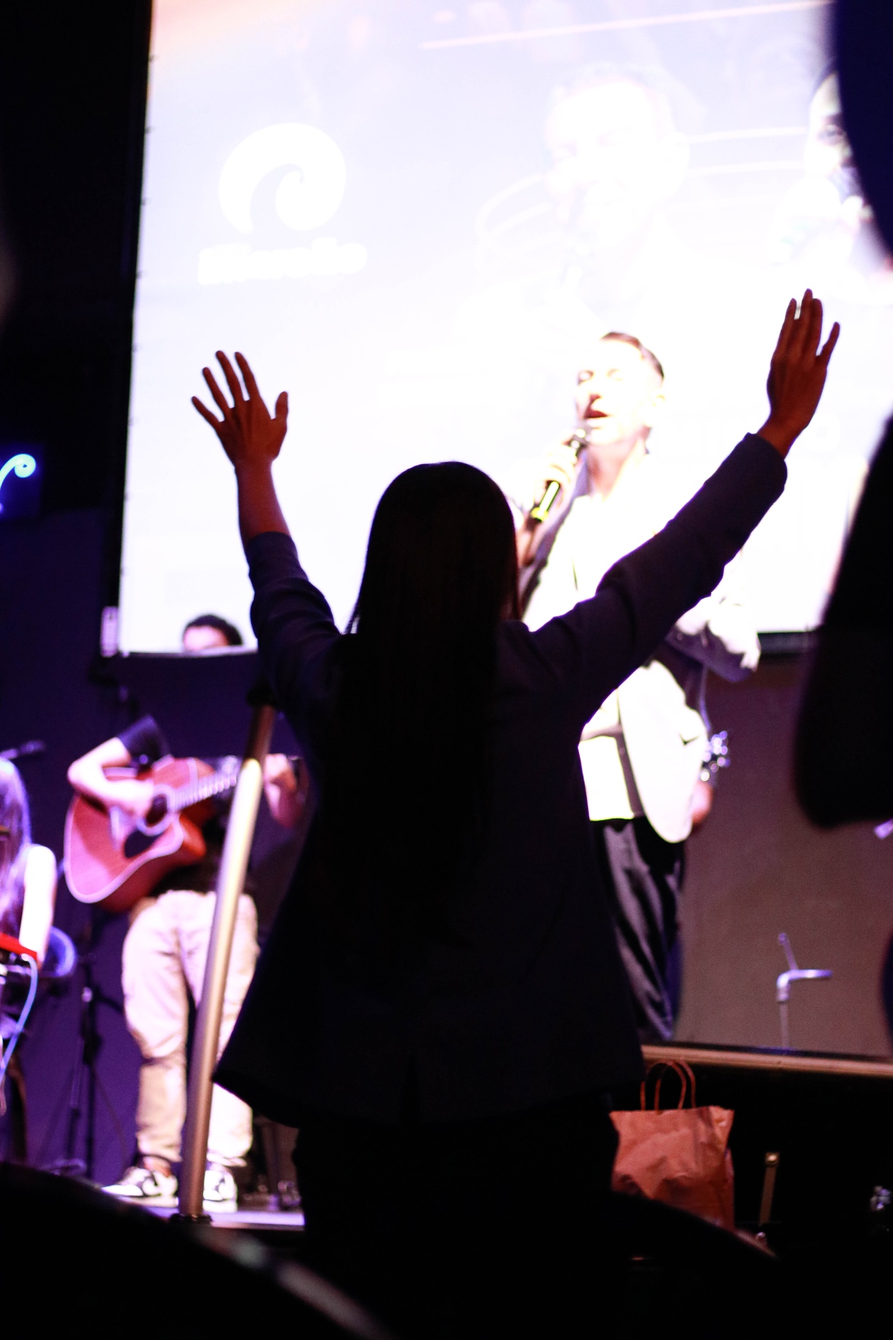 Pessoa em adoração com as mãos levantadas durante um culto da Imersão